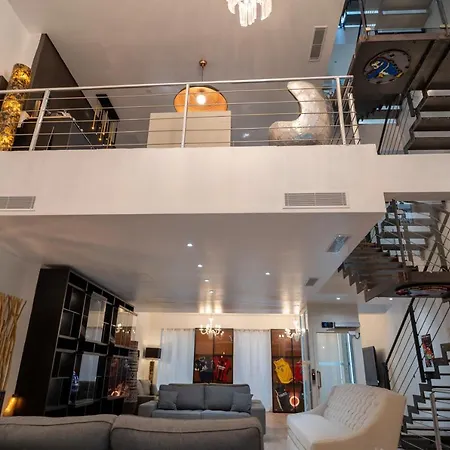 Venue C - Luxurious & Spacious - Mansion - Elevator - Patio Apartment *